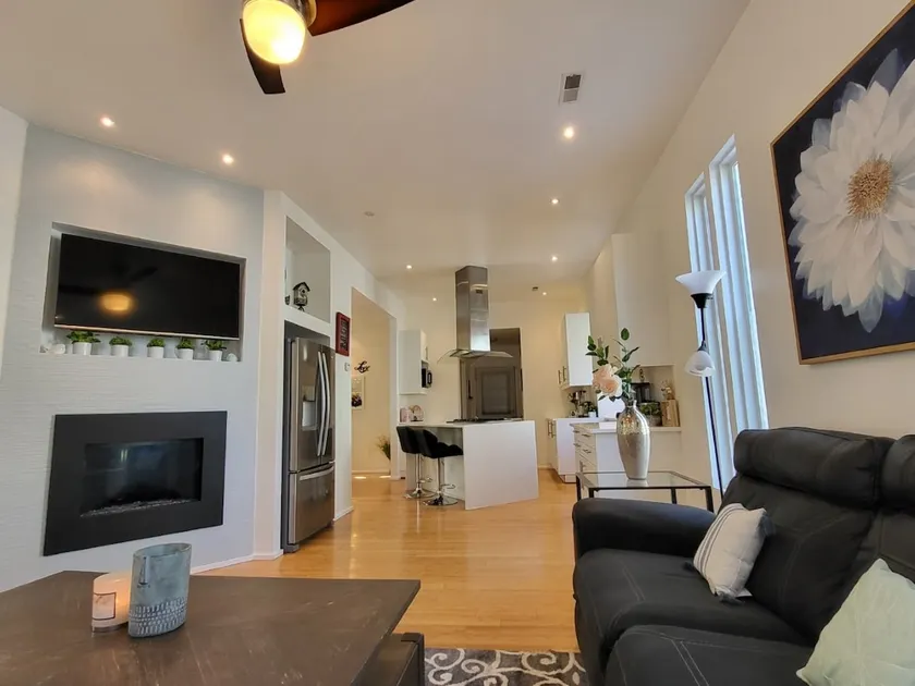 Gorgeous Midtown 3 Bedroom Home - Image 1