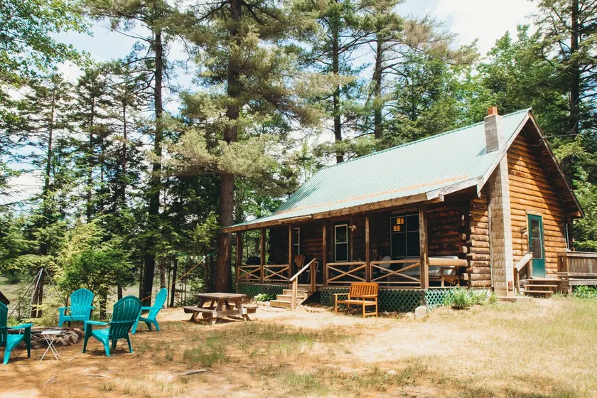 Charming Waterfront Log Cabin - Image 1