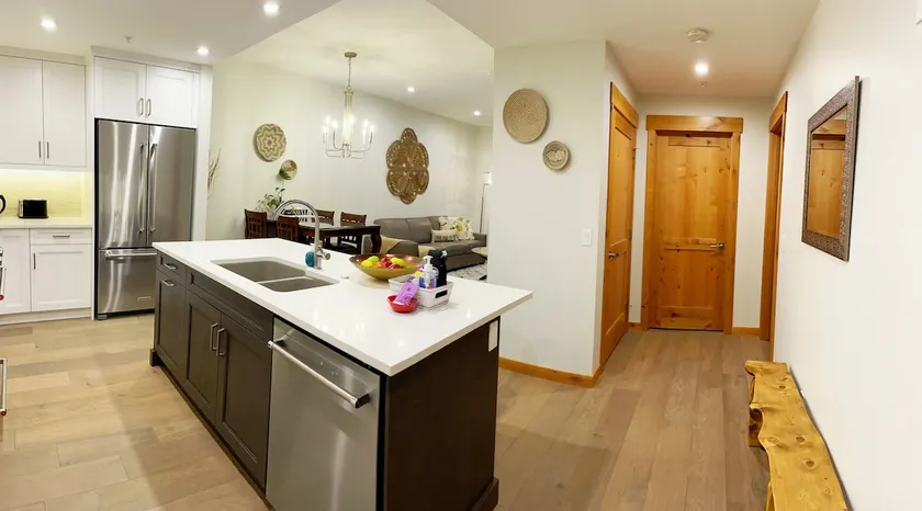 Luxury Cozy Top Floor Condo， 10 Min Walk Downtown - Image 1