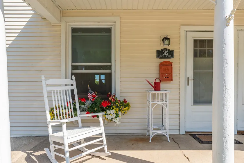 Unit 1: Beautiful townhouse near to Petoskey shopping, restaurants and trails. - Image 1