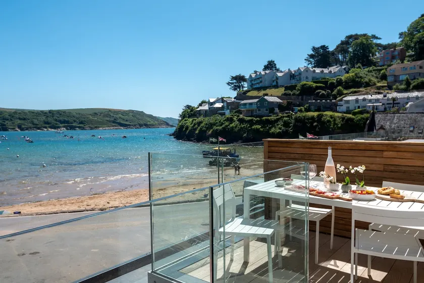 Luxury beachfront property sleeps 6  - parking - Image 1