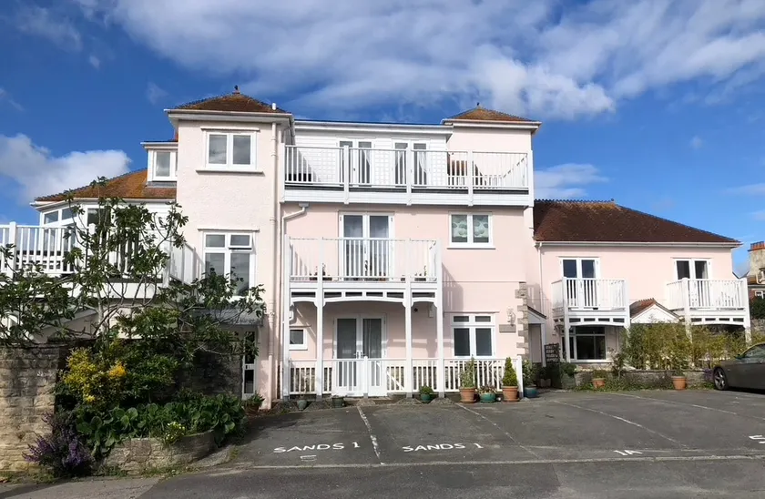 ”Sandy Bay” holiday apartment by beach footpath - Image 1