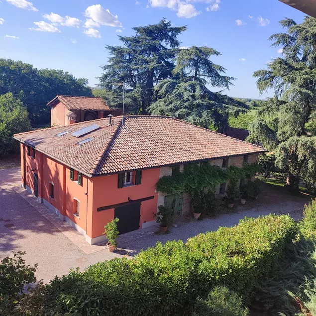 Country villa surrounded by greenery - Image 1
