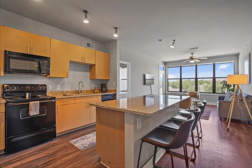 City views, walk Downtown! - Image 1