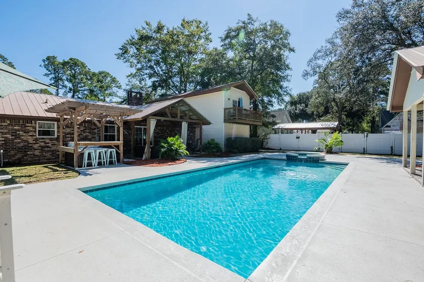 Spacious 4 bedroom w/pool & GuestHouse Old Town - Image 1