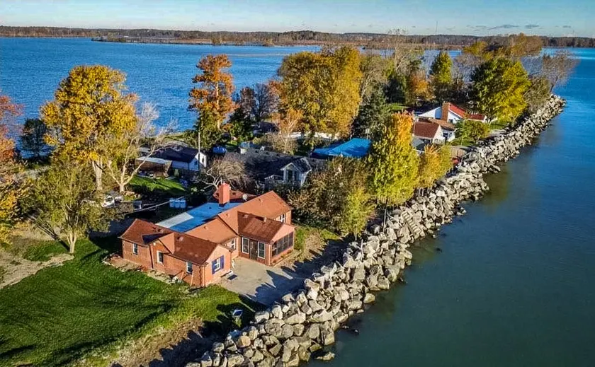 Spacious Lakefront Cottage near Point Pelee - Hot Tub + Yard + Pet Friendly - Image 1