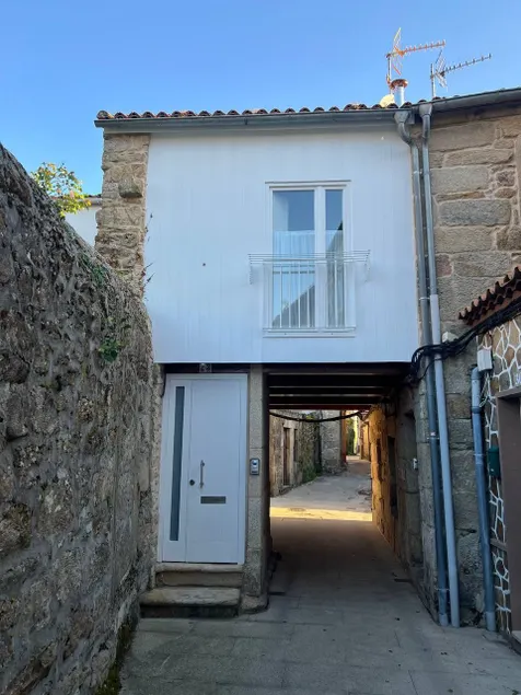 Bridge House in the historic center of Muros - Image 1