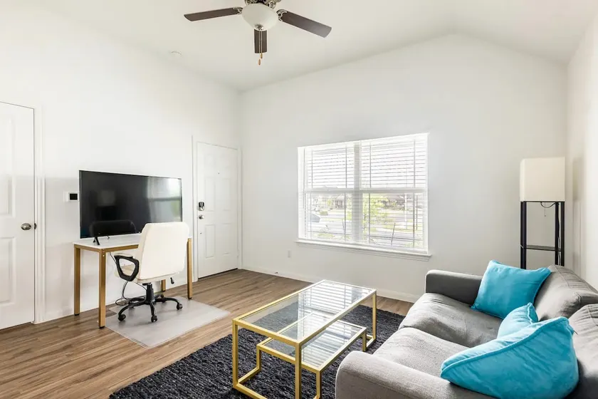 Furnished bright and spacious guest suite - Image 1