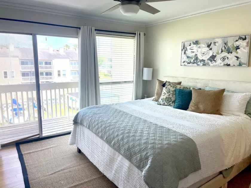 Charming Waterfront 2 Bedroom Townhouse - Image 1