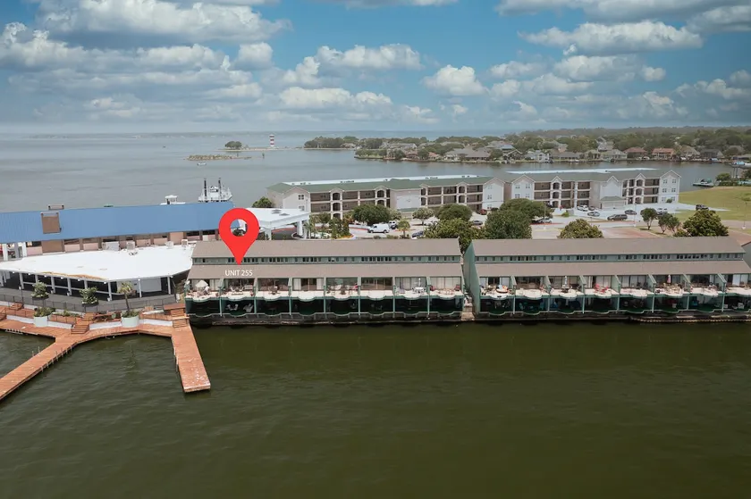 Lovely lakefront 2/2 condo, fish on balcony - Image 1