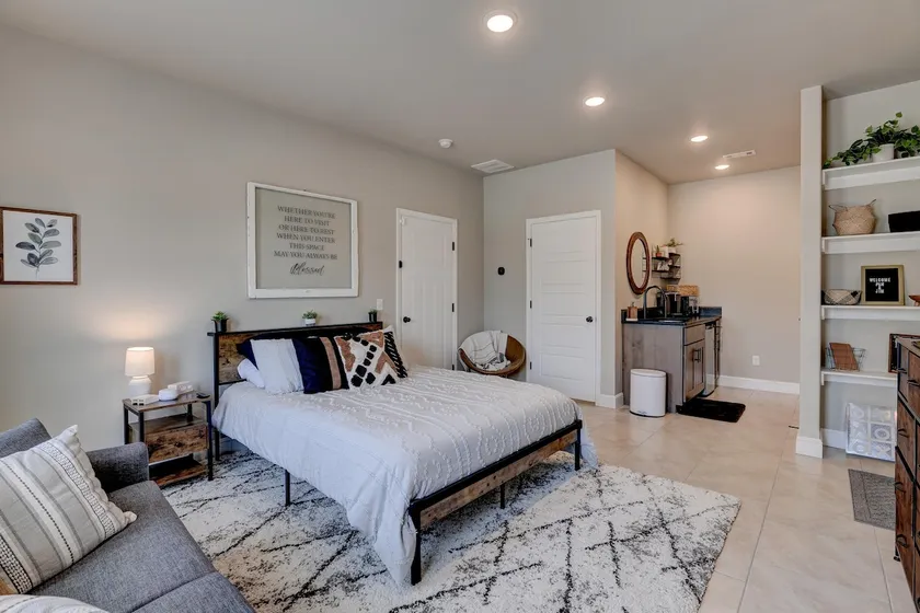 Cozy and Relaxing Guest Suite - Image 1