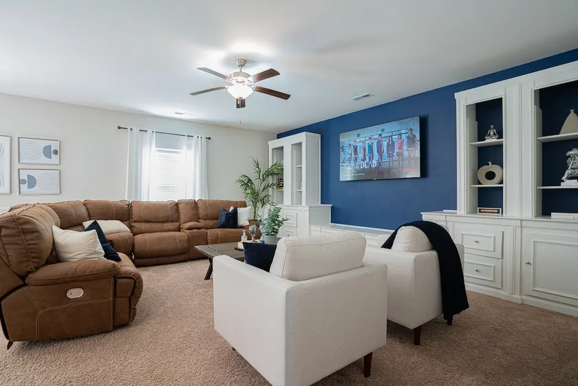 Stunning 5 BD Home away from Home! 15 min to uptown - Image 1