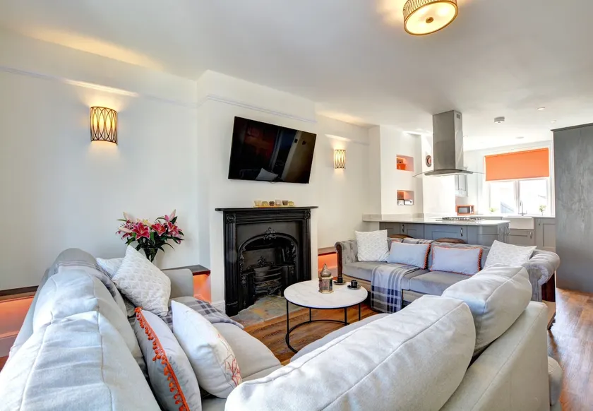 Modern 4 Bedroom townhouse perfect location. - Image 1
