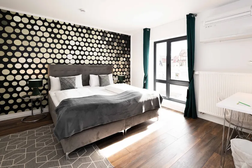 Deluxe apartment with 1 bedroom and balcony - Image 1