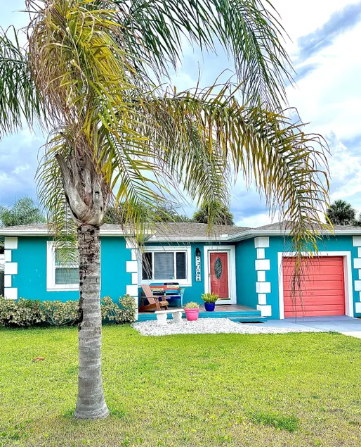 The Salty Shores Beach House ~Walk to the beach - Image 1