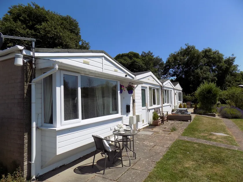 Adorable 2 bedroom holiday home with free parking. - Image 1
