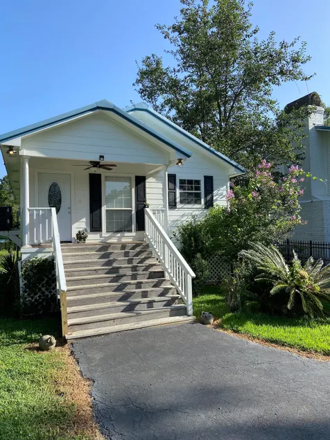 The Blue Heron Guest House-6 acres on the bayou. - Image 1