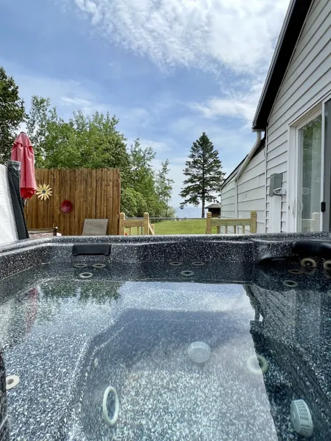 Cozy 1-bedroom cottage with hot tub - Image 1