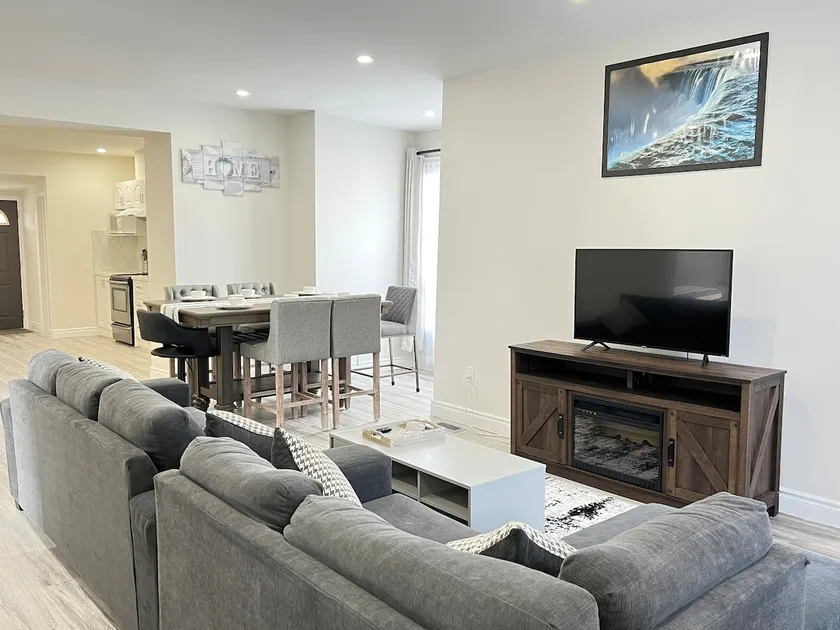 Renovated 3-bedroom 2-bathroom 5 min to The Falls - Image 1