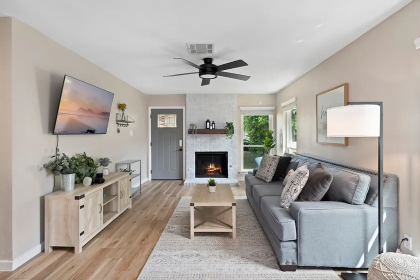 South Austin 2BR|King|Yard|Close to DT/Airport - Image 1