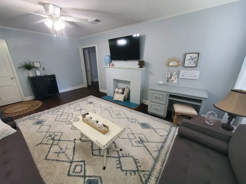 Clean, relaxing 2 Bedroom Home with Vintage Charm - Image 1