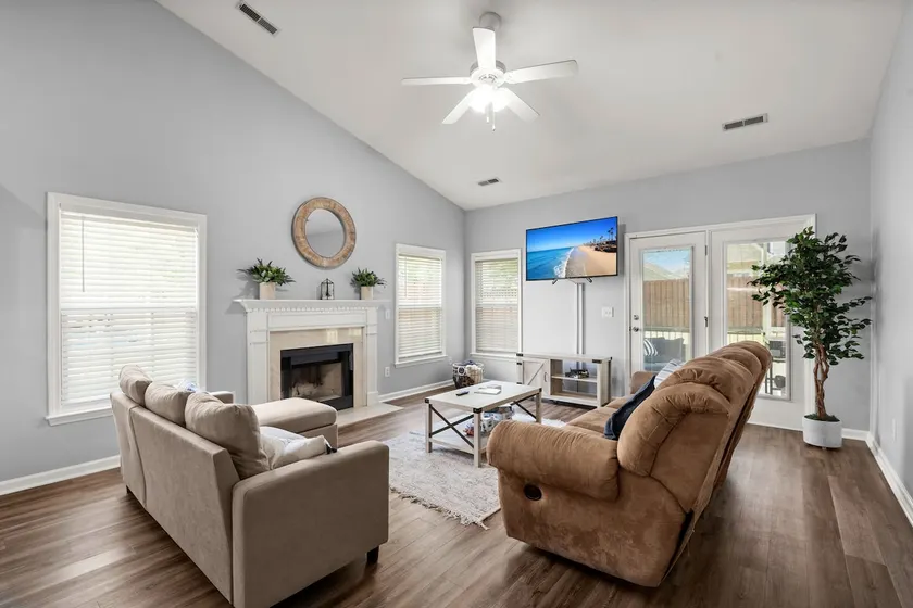 Pet friendly 3-bedroom, screened patio - Image 1