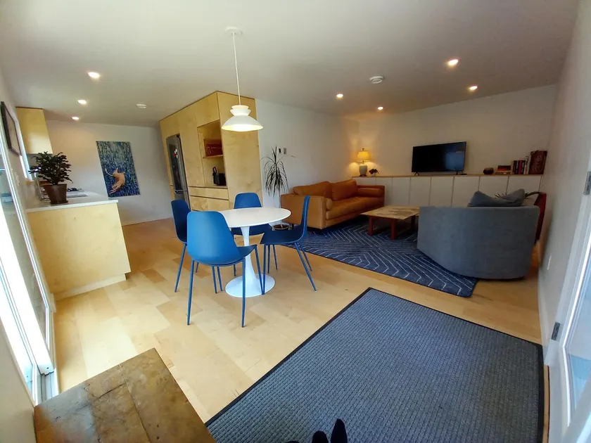 Bright 2B suite across from park w/ mountain views - Image 1
