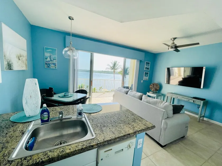 360 waterfront stunning views . - Image 1
