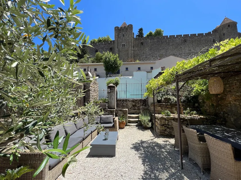 The House of La Tour Pinte - Image 1