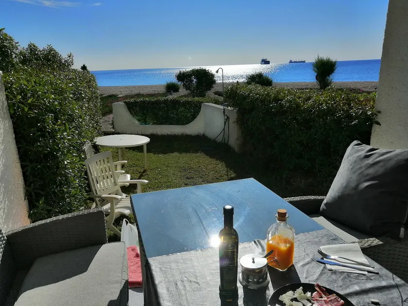 Spectacular beachfront apartment. - Image 1