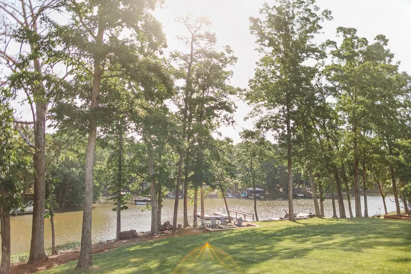 Lakefront 5 bedroom- Firepit, Bar, Screen Porch, Bunkroom! - Image 1