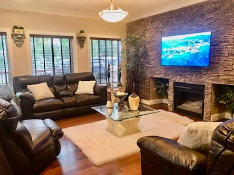 Luxury home 3700 sq with jetted tub / 4 fireplaces / sleep 9 - Image 1