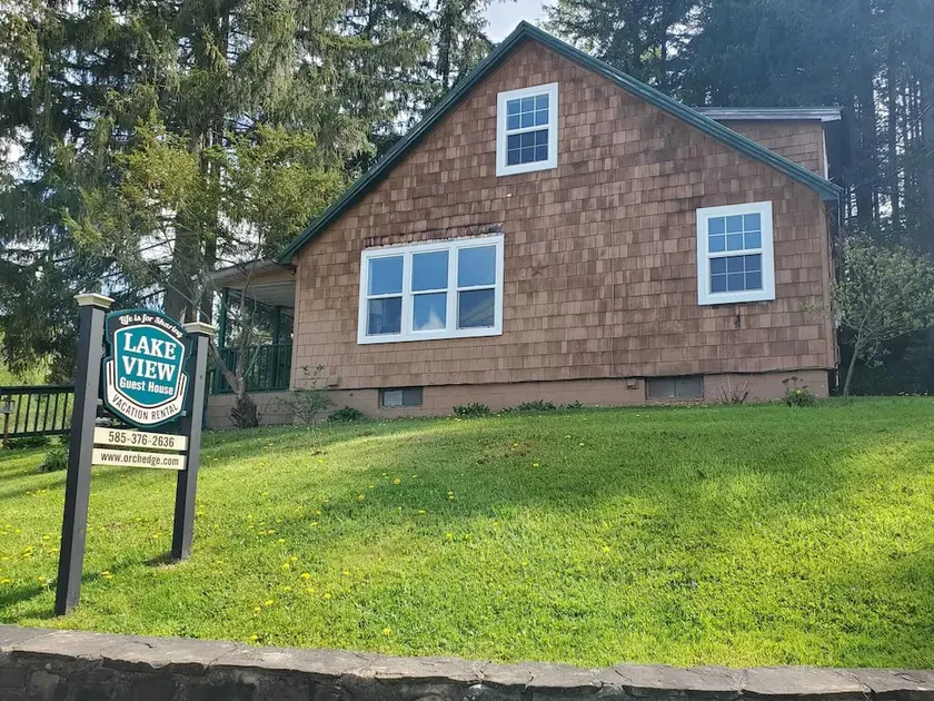 Lake View Guest House - Image 1