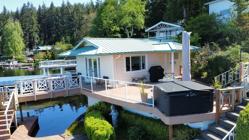 Unique Lake Goodwin Waterfront Cabin with Hot Tub - Image 1
