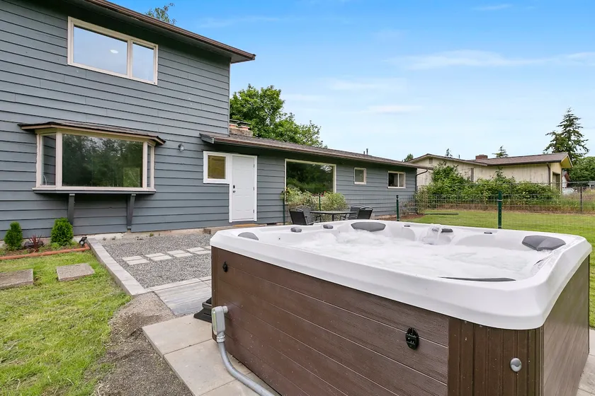 2-Bedroom Apt. w/ HOT TUB, Kitchen, Laundry & AC - Image 1