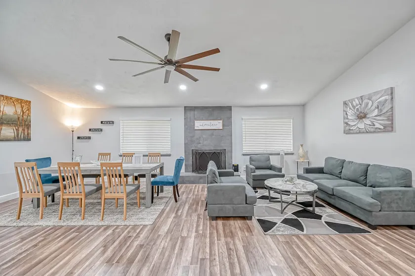 Peaceful Houston: 3 BRs, 4 Queens and 2 Fullbaths - Image 1