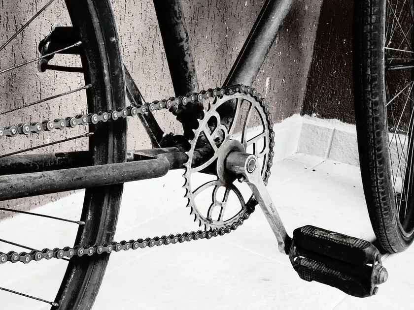 Two rooms and a bike - Image 1