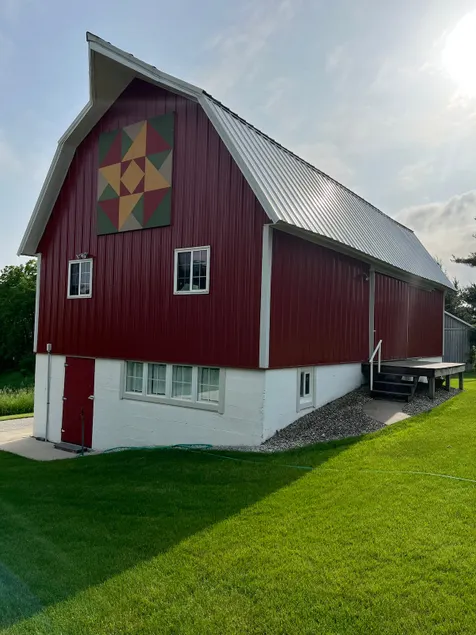 Beautiful 100 year old barn! - Image 1