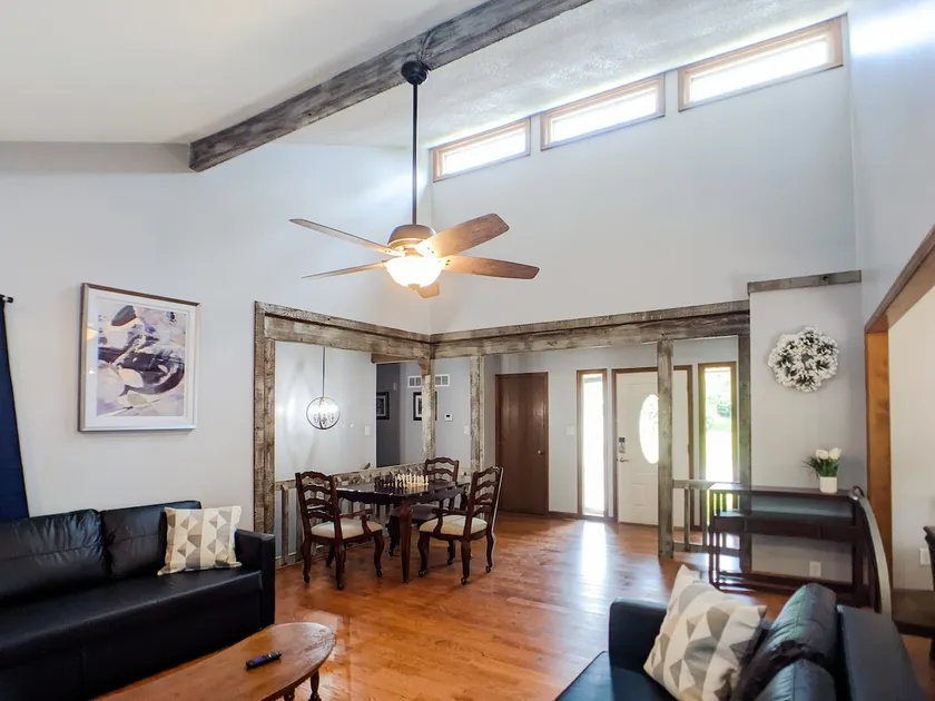 Cheerful 5 bedrooms house 15 mins to KC downtown - Image 1