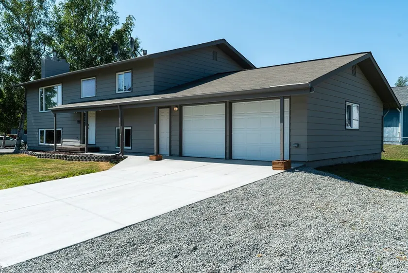 Jewel of the Lake, 5 Bedroom Family Home w Garage - Image 1