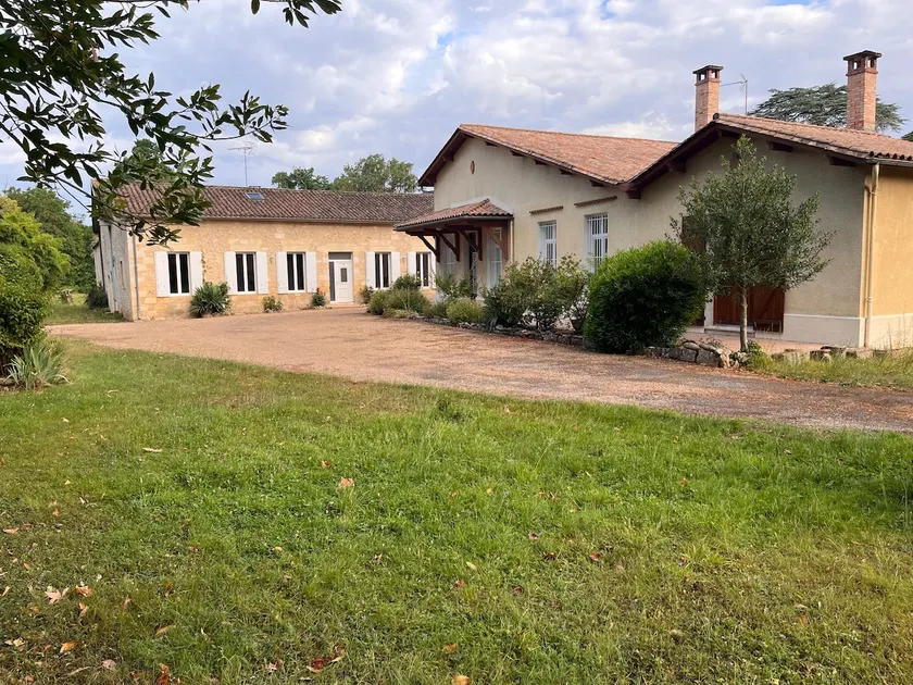 Enclosed and wooded estate of 3 ha with two houses - Image 1