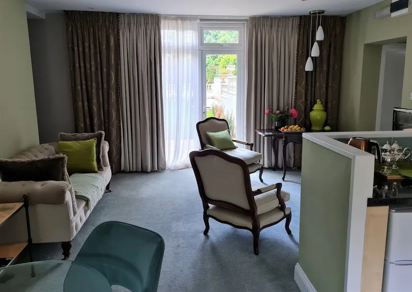 The Mews - Luxury 2 bed, 2 bath cottage apartment - Image 1