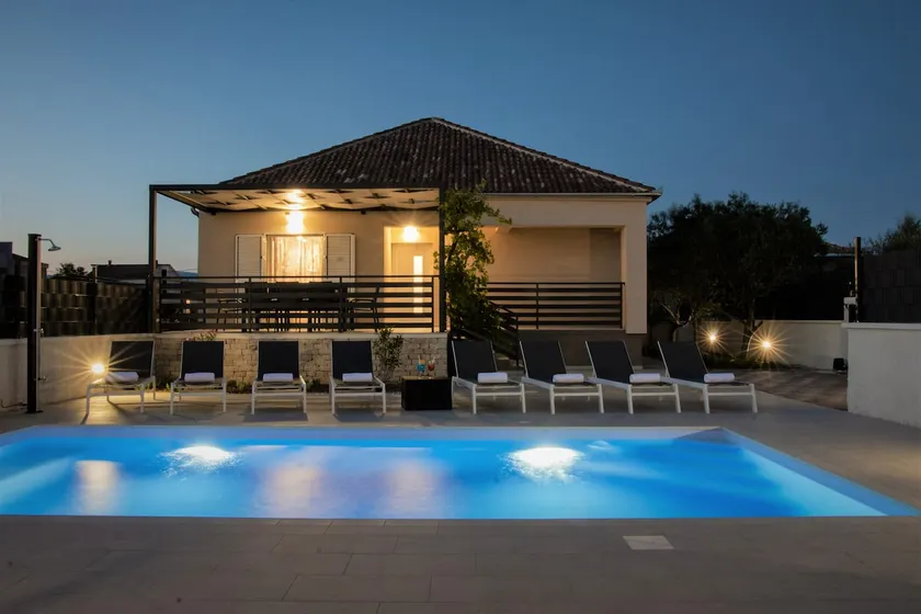 SUNRISE RESIDENCE - vila s bazenom - Image 1