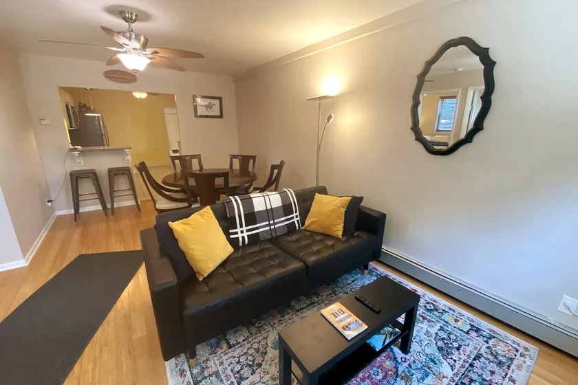 Rare Bay View apt with 2 full baths & master suite - Image 1