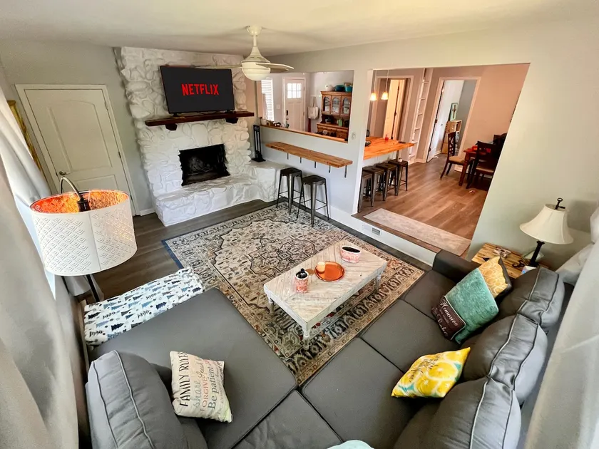 Cozy 2-Bedroom Lake Cottage with Hot Tub/Deck - Image 1