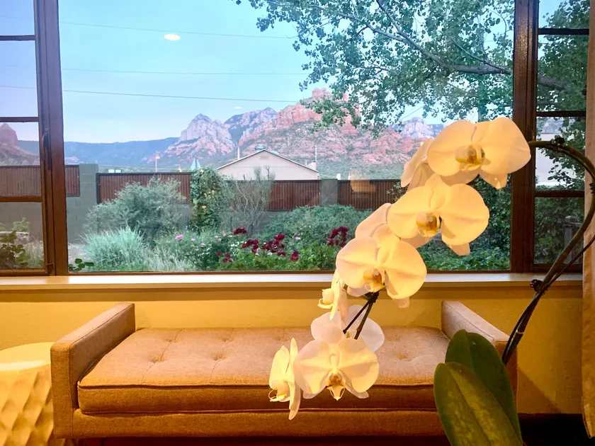 Charming*Updated 3/2 *Uptown *Views *Private +Fido - Image 1