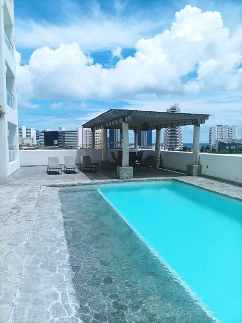 A beautiful penthouse with a roof garden and jacuzzi - Image 1