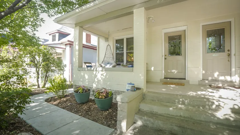 Central Denver-Great Walkability-Outdoor Space - Image 1