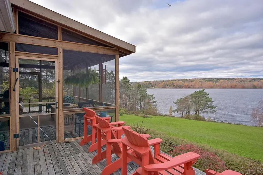Peaceful 4-bedroom WATERFRONT home with hot-tub - Image 1