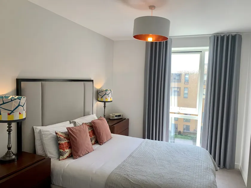 Modern Two Bed Apt with free Gated Parking Space - Image 1
